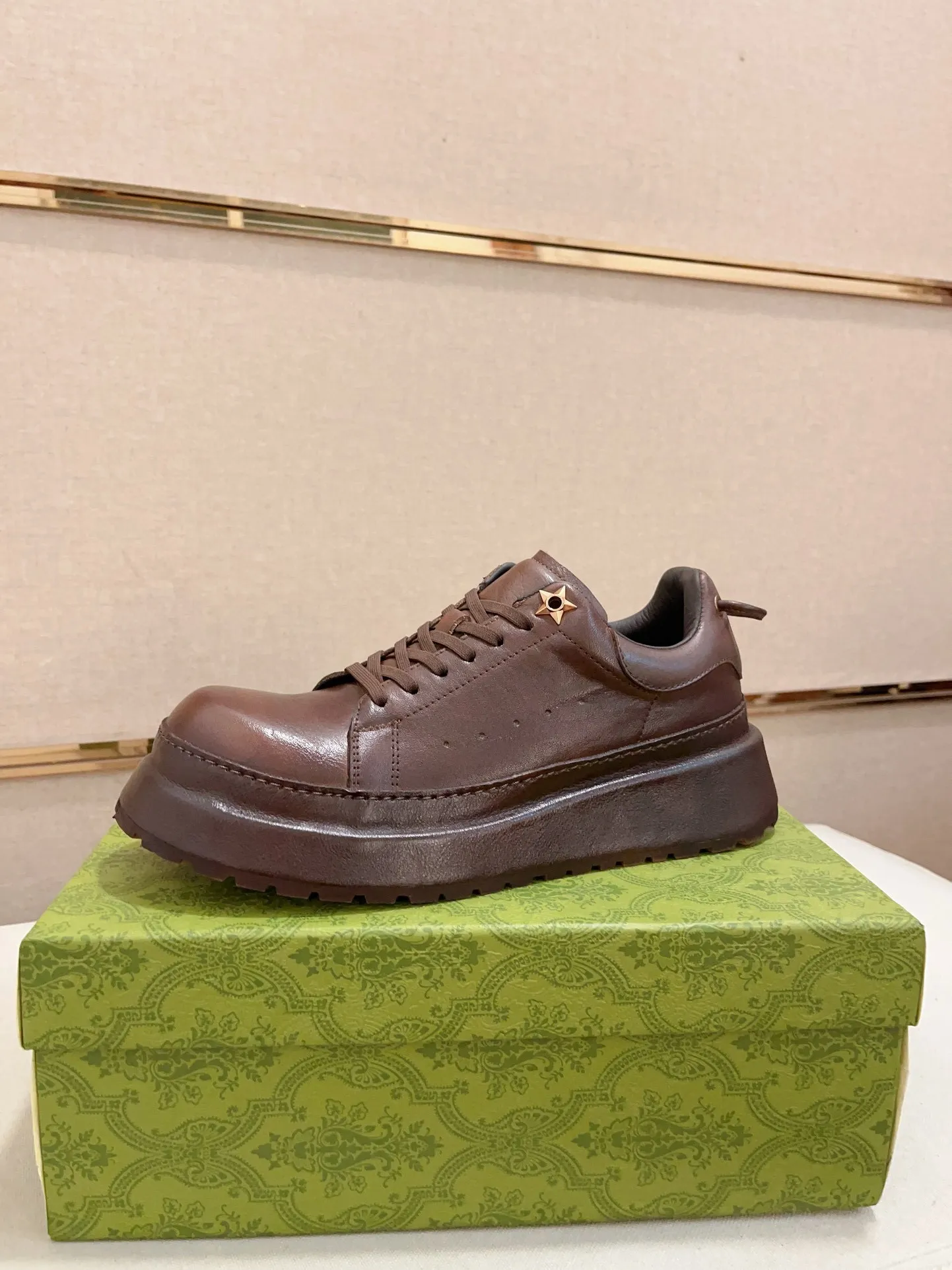 Men's shoes 💰: 680💰 Gucci (Gucci) new men's shoes, sold simultaneously on the official website, made from original orders, uppers made of first-layer cowhide, purely handmade craftsmanship 🌈 High-end first-layer genuine leather lining, original non-slip and wear-resistant outsole, fashionable and versatile, standard size .37-44. Can be customized 45-46